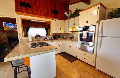 Oakhurst House | Yosemite Gateway Cottage - King Suite - Mountain Views