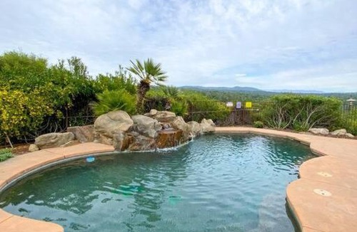 Yosemite Lakes House | Yosemite Oak Springs Retreat / Pool & heated spa
