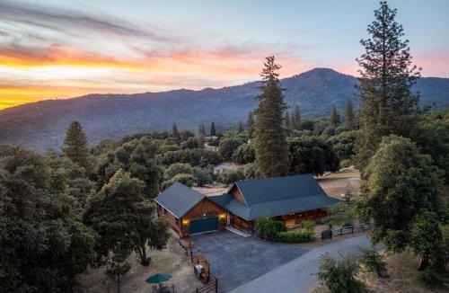 Mariposa House | Yosemite Villa - log cabin with spectacular views & stargazing