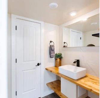 Apple Valley House | Zion Adventure Tiny Home, Cozy Fireplace & Deck