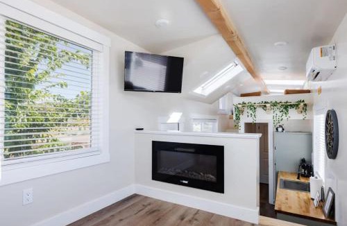 Apple Valley House | Zion Adventure Tiny Home, Cozy Fireplace & Deck