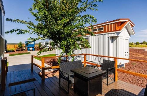 Apple Valley House | Zion Adventure Tiny Home, Cozy Fireplace & Deck