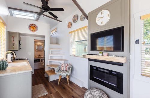 Apple Valley House | Zion-Day-Trip Ready, Tiny Home, Mountain Views