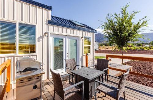 Apple Valley House | Zion-Day-Trip Ready, Tiny Home, Mountain Views