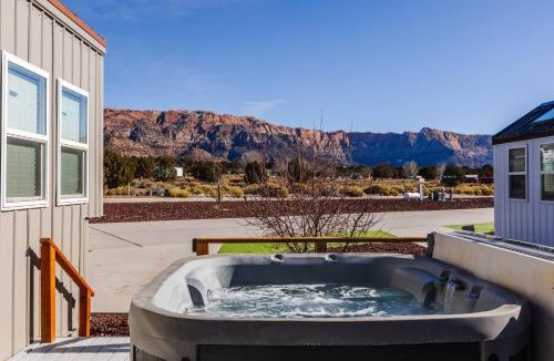 Apple Valley House | Zion Pet-Friendly Tiny Home, Hot Tub & BBQ