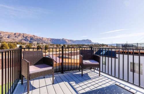 Apple Valley House | Zion Pet-Friendly Tiny Home, Hot Tub & BBQ
