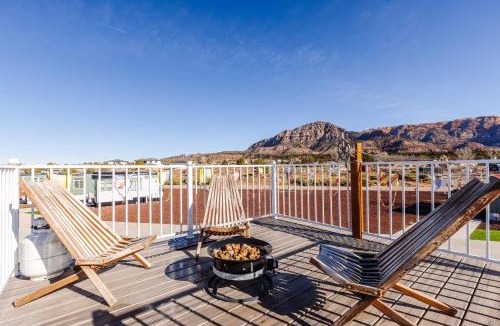 Apple Valley House | Zion Stay, Scenic Tiny Home & Sunset Views