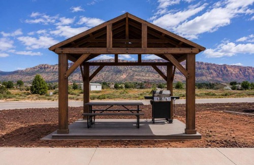 Apple Valley House | Zion Tiny Home, Pet Friendly, Stargazing Deck