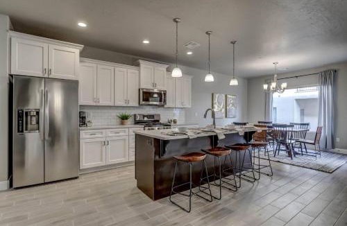 Hurricane House | Zion Village Vacation Home, PickleBall, Basketball, Heated Pool