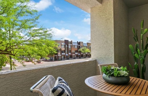 Glendale Sports and Entertainment District House | Zone Westgate Stylish 2BR Condo with Gym & Hot Tub