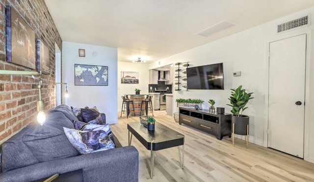 1 Mi to Dtwn Chandler: Townhome w/Community Pool