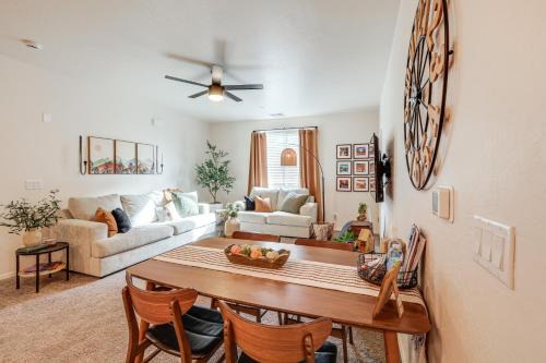 1 Mi to Dtwn Flagstaff: Condo w/2 Balconies!