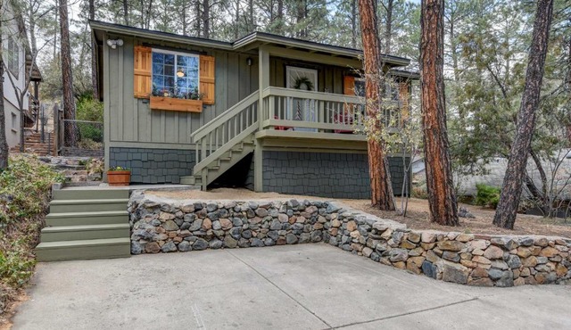 1 Mi to Dtwn Prescott: Quiet Cabin in the Pines!