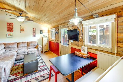 1 Mi to Grand Lake: Pet-Friendly Cabin w/Grill!