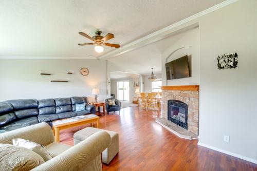 1 Mi to Lake: Getaway w/Patio in Coulee City!