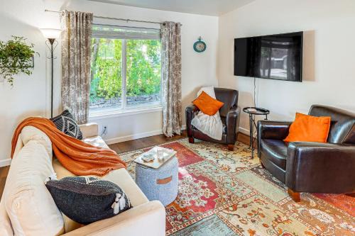 1 Mi to Tubbs Hill & Lake: Midtown Home w/Yard!