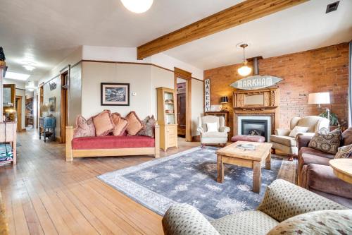 1 Mi to UW: Historic Laramie Apt