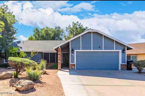 1 mile from Downtown Gilbert! Big Backyard. 3BDRM.