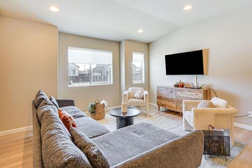 10 Mi to Fort Carson: Newly Built Townhome!