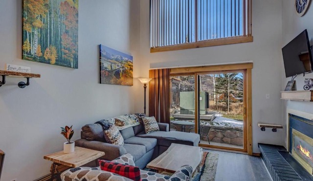 1035- Cozy 1 BR Condo Close to Ski Area