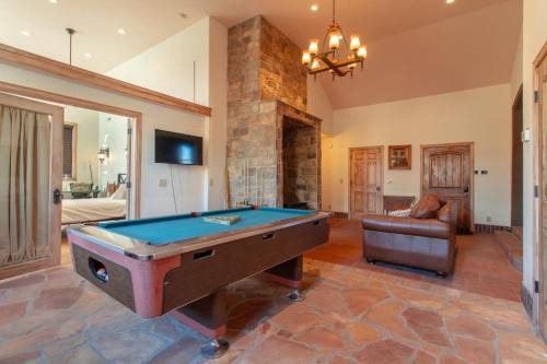 14 Guests 5BR 2BA At-Home Gym & Spacious Living