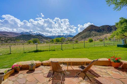 14 Mi to Main Street Moab: Cabin w/Hot Tub Access