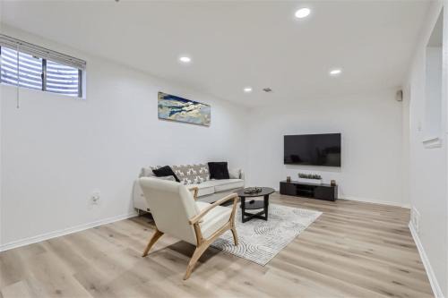 15-mins from DIA, Remodeled, Cozy Downstairs Unit