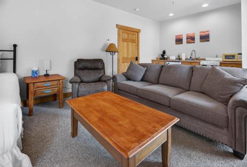 1BR Mountain View Studio with Fireplace Deck Views