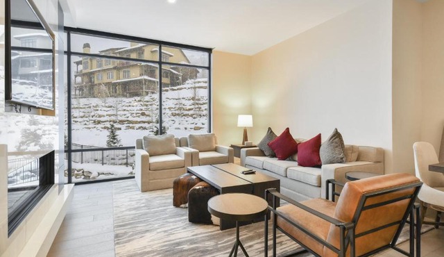 2 Bedroom Lift Residence- Modern & Ski-in, Ski-out condo