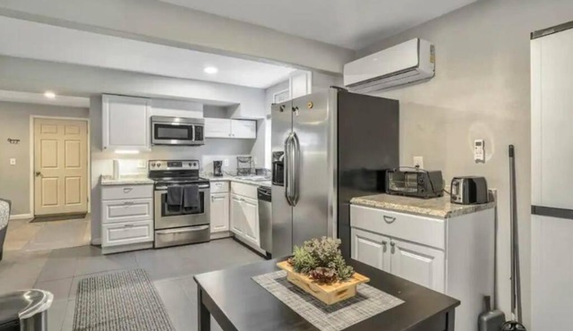 2 bedroom* Minutes from downtown *Firepit