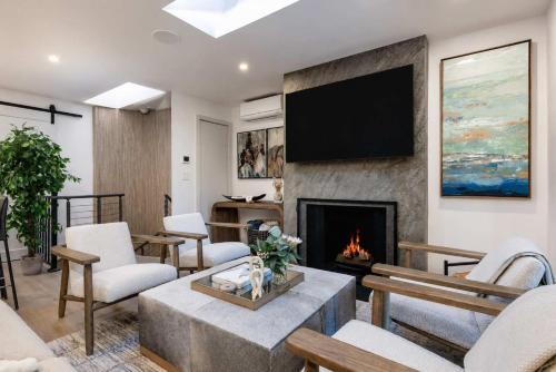 2 BR 3BA Condo - AC, Heated Pool, Walk to Town
