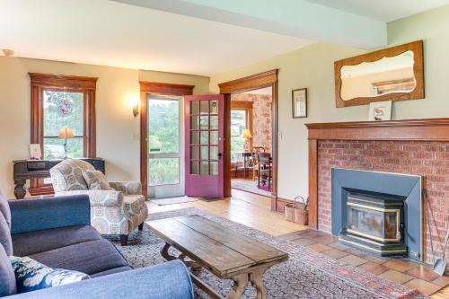 2 Mi to Chardon Square: Family Farmhouse Escape