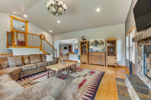 2 Mi to Downtown: Home w/Hot Tub in Estes Park!