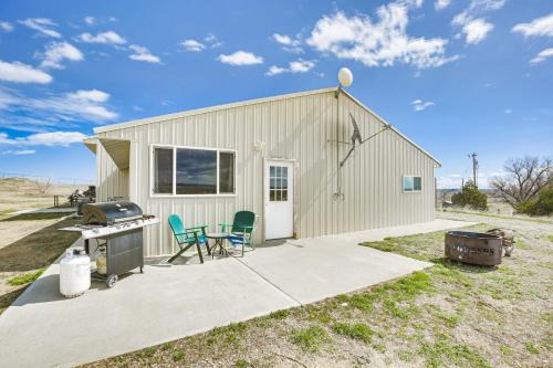 2 Mi to Dtwn Buffalo: Mtn-View Retreat w/Patio!