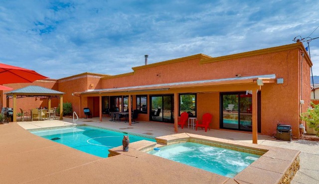 2 Mi to Lake Havasu! Mtn-View Poolside Paradise