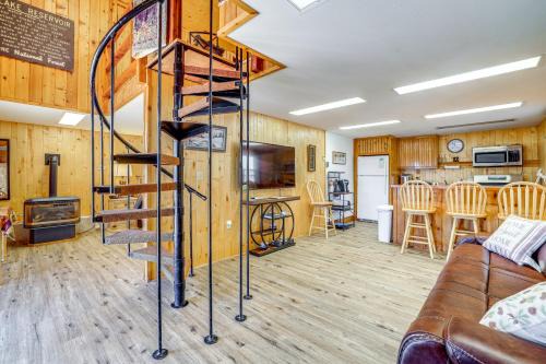 2 Mi to Main Street: Mtn-View Escape in Lander!