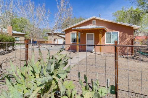 2 Mi to Old Town ABQ! Cozy Desert Retreat
