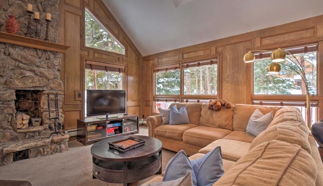 2 Mi to Slopes! Hot Tub Hideaway in Breckenridge