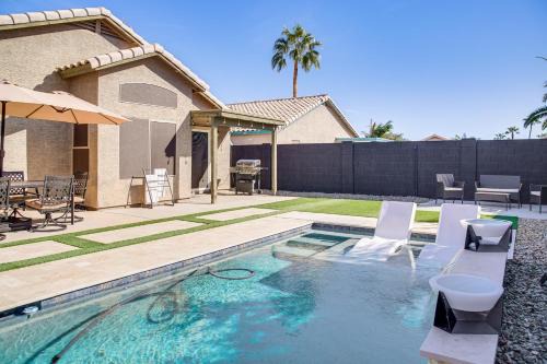 2 Mi to Surprise Stadium! Snowbird Haven w/Pool