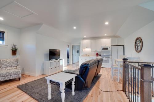 2 Mi to Town: Castle Rock Retreat w/Fireplace!