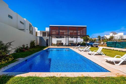 2-story home near the beach with outdoor pool, patio, washer/dryer, streaming