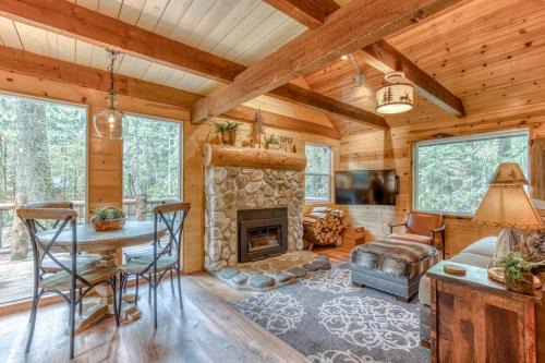 2-story mountain cabin with loft and fireplace deck streaming washer&dryer