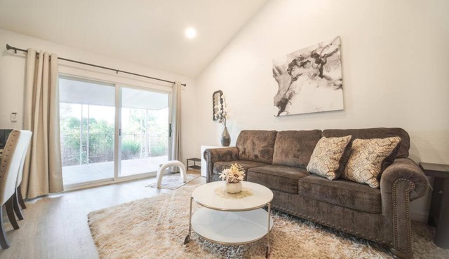 2 TVs - Vaulted Ceiling - Private Kitchen & Entrance