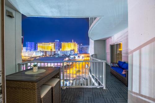 2100 SqFt Penthouse Suite W/Strip Views! POOL GYM