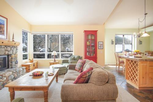 #215A-Great Location on the Bike/Ski path with garage: 10 minute Walk to Town & Lifts