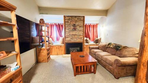 2BDR Walk to Ski Lifts and Main St