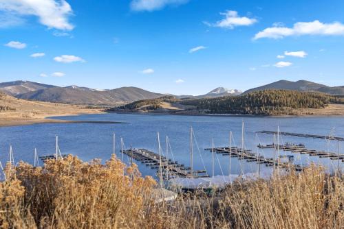 2BR Escape for 6 Overlooking Marina & Lake Dillon