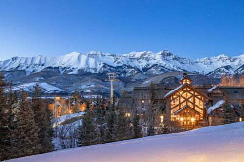 2BR Mountain Lodge Luxury Skiin out Best Amenities