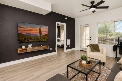 2BR Sleeps 8 - Pools Gym Hot Tub Pickleball