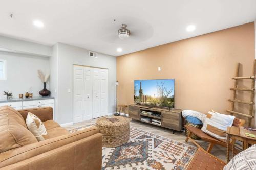 2BR Stylish Desert Casita with Workspace Mtn Views